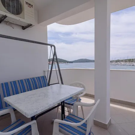 Jerkunica Δωμάτια σε οικογενειακή κατοικία Rogoznica (Sibenik-Knin)